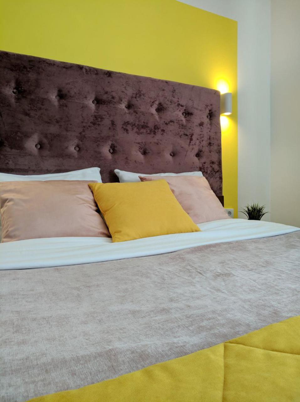 Best One Room Apartments Мукачево Екстер'єр фото